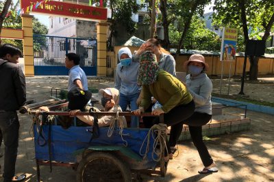 Giáo viên Trường Tiểu học Thị trấn Mộ Đức trong giờ lao động